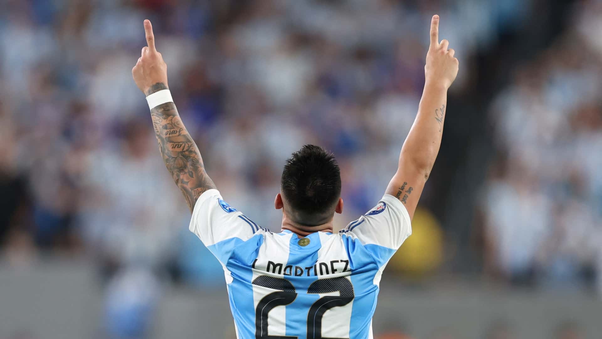 Lautaro Martínez festeja el gol que le hizo a Chile.