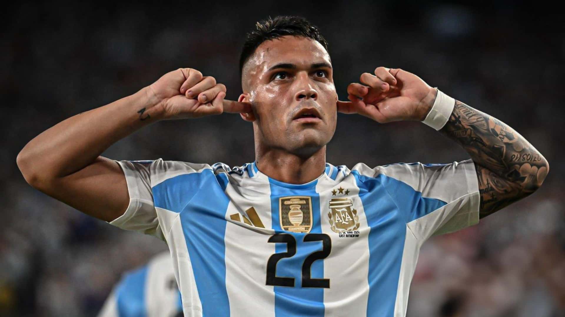Lautaro Martínez festejando su gol con Argentina l con Argentina