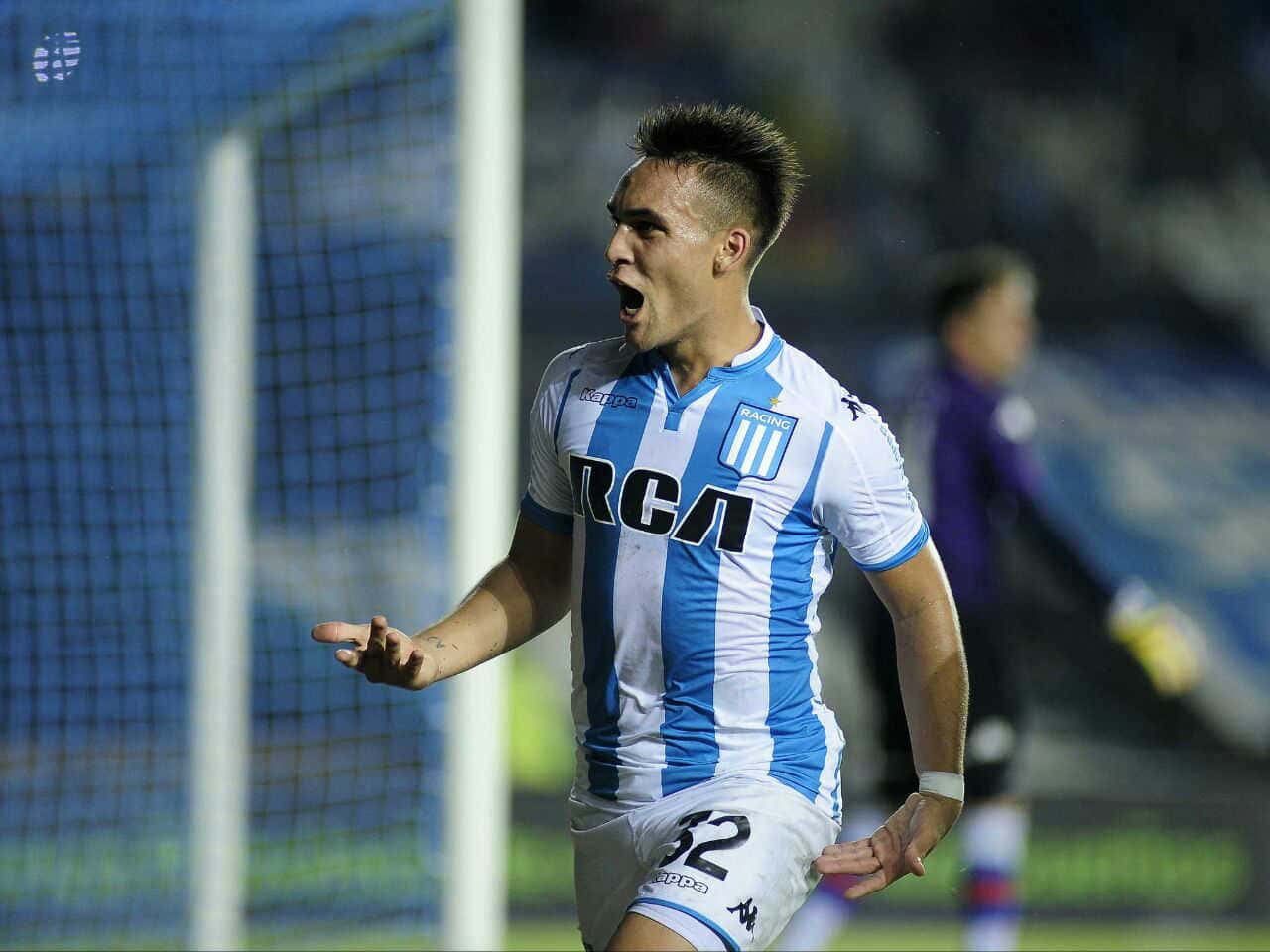 Lautaro Martínez se destacó en el fútbol argentino a temprana edad cuando vistió la camiseta de Racing Club y mostró su capacidad goleadora, lo que lo llevó a ser vendido a Europa ¿Cuántos fueron los goles que hizo con la Academia? Enterate acá de todas las estadísticas.