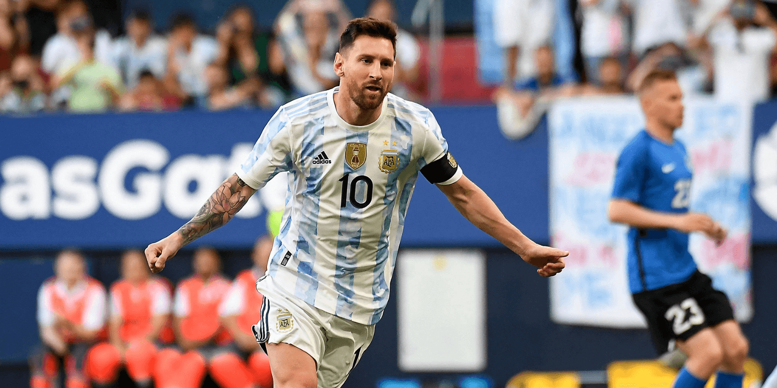 Leo está de festejo mientras disfruta de sus vacaciones.