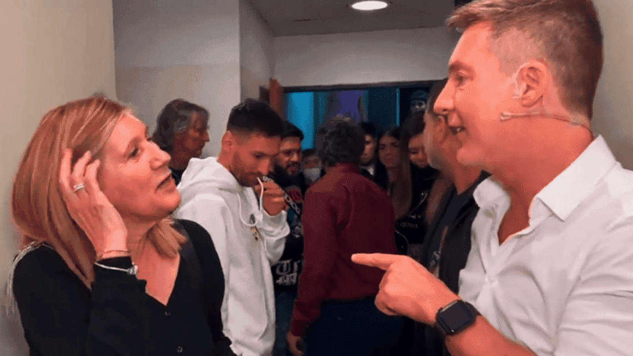 Leo fue a ver con su mamá la obra de teatro de Adrián Suar y en un momento parece que se aburrió. ¿Qué hizo el mejor del mundo?