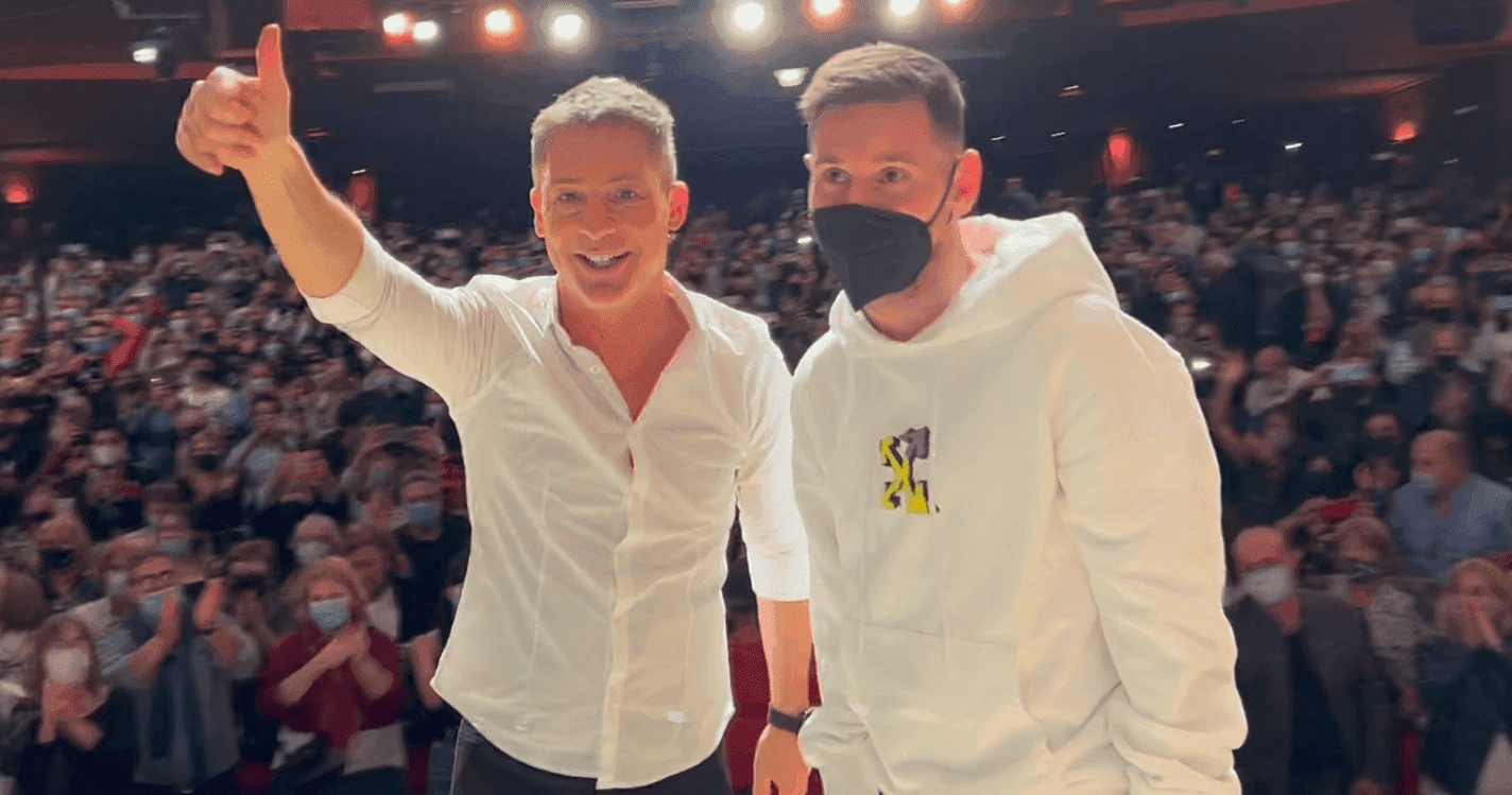 Leo fue a ver la obra de Adrián Suar y fue la gran sorpresa de la noche para todos los espectadores.
