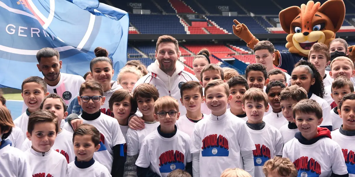 Leo fue la gran estrella de la visita que realizaron los pibes al Parque de los Príncipes.