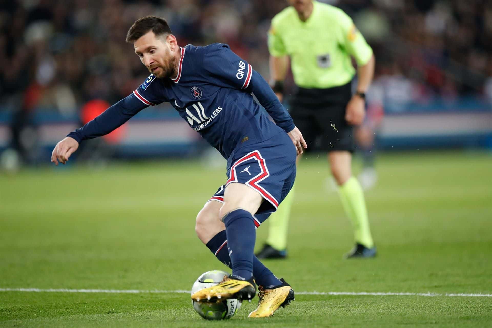 Leo marcó en la goleada del PSG y el argentino fue reconocido por la hinchada local, aunque Pochettino fue nuevamente reprobado.