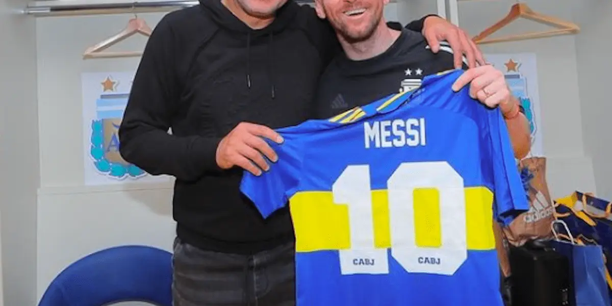 Leo posó junto a la camiseta Xeneize luego del partido ante Venezuela. 