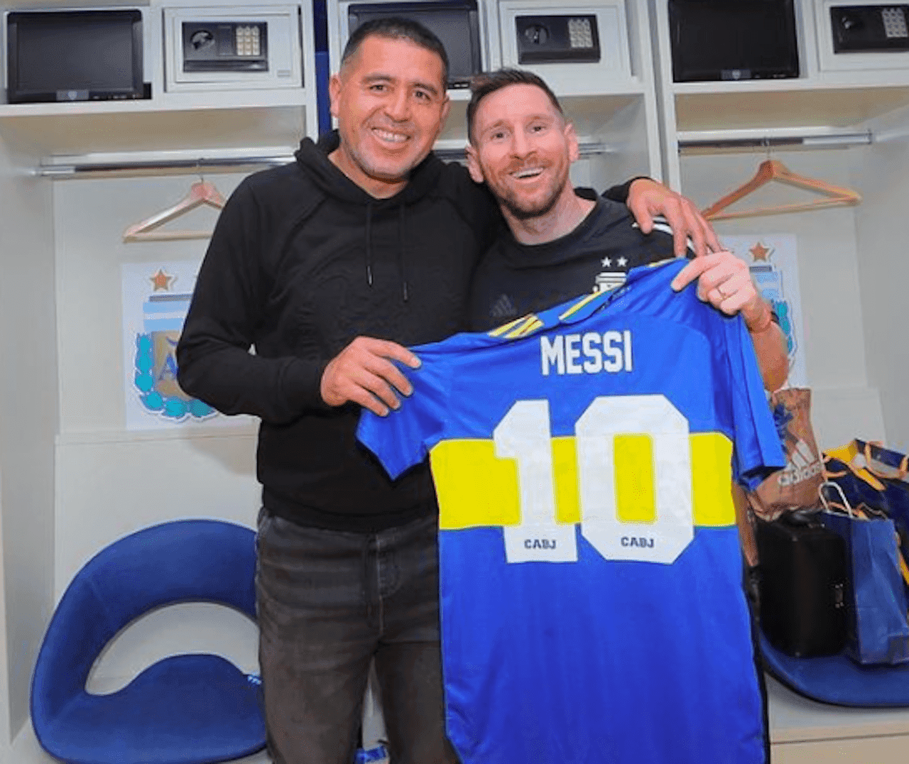 Leo posó junto a la camiseta Xeneize luego del partido ante Venezuela.