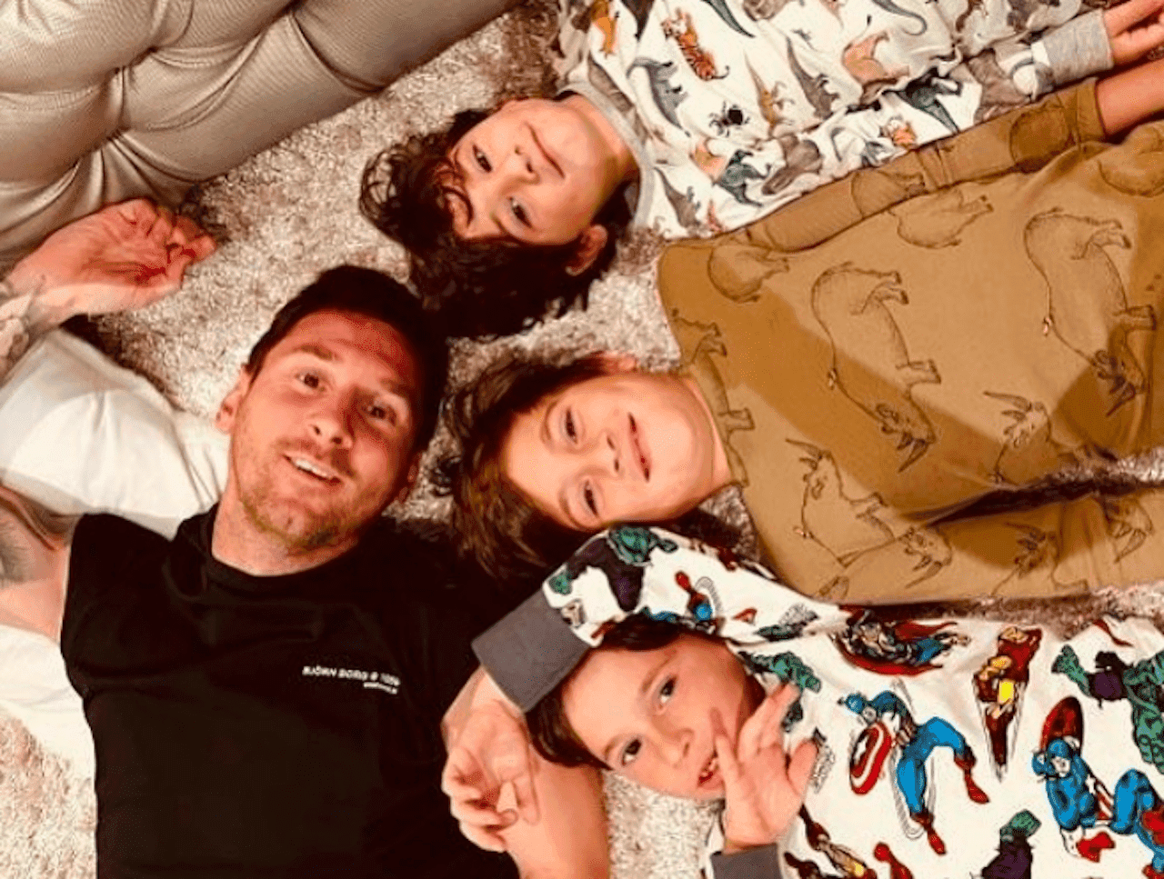Leo realizó una publicación en Instagram en la que se ve junto a sus tres hijos, Thiago, Mateo y Ciro.