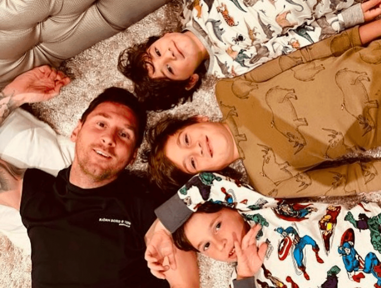 Leo realizó una publicación en Instagram en la que se ve junto a sus tres hijos, Thiago, Mateo y Ciro.