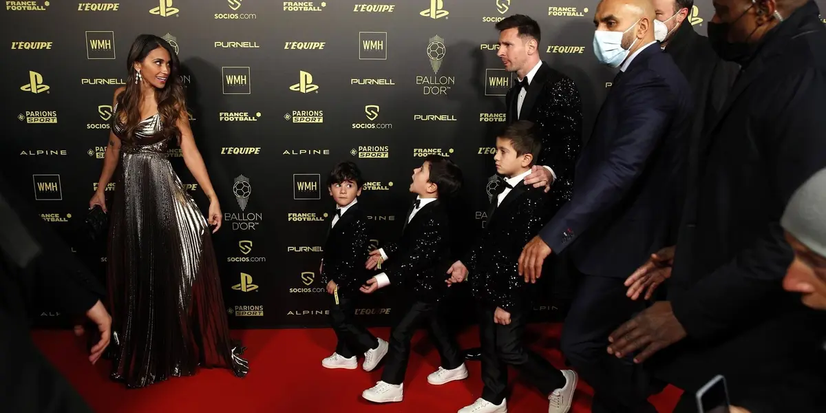 Leo se consagró una vez más con el Balón de Oro y su esposa, junto a sus tres hijos, se hicieron presentes en el Teatro del Châtelet de París.