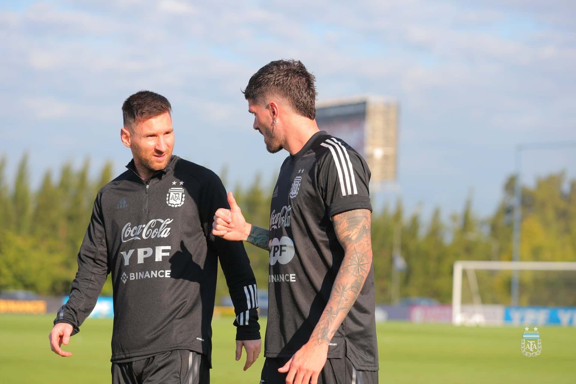 Leo subió una foto a instagram en la que se lo ve renovado de cara al partido de mañana ante Venezuela.