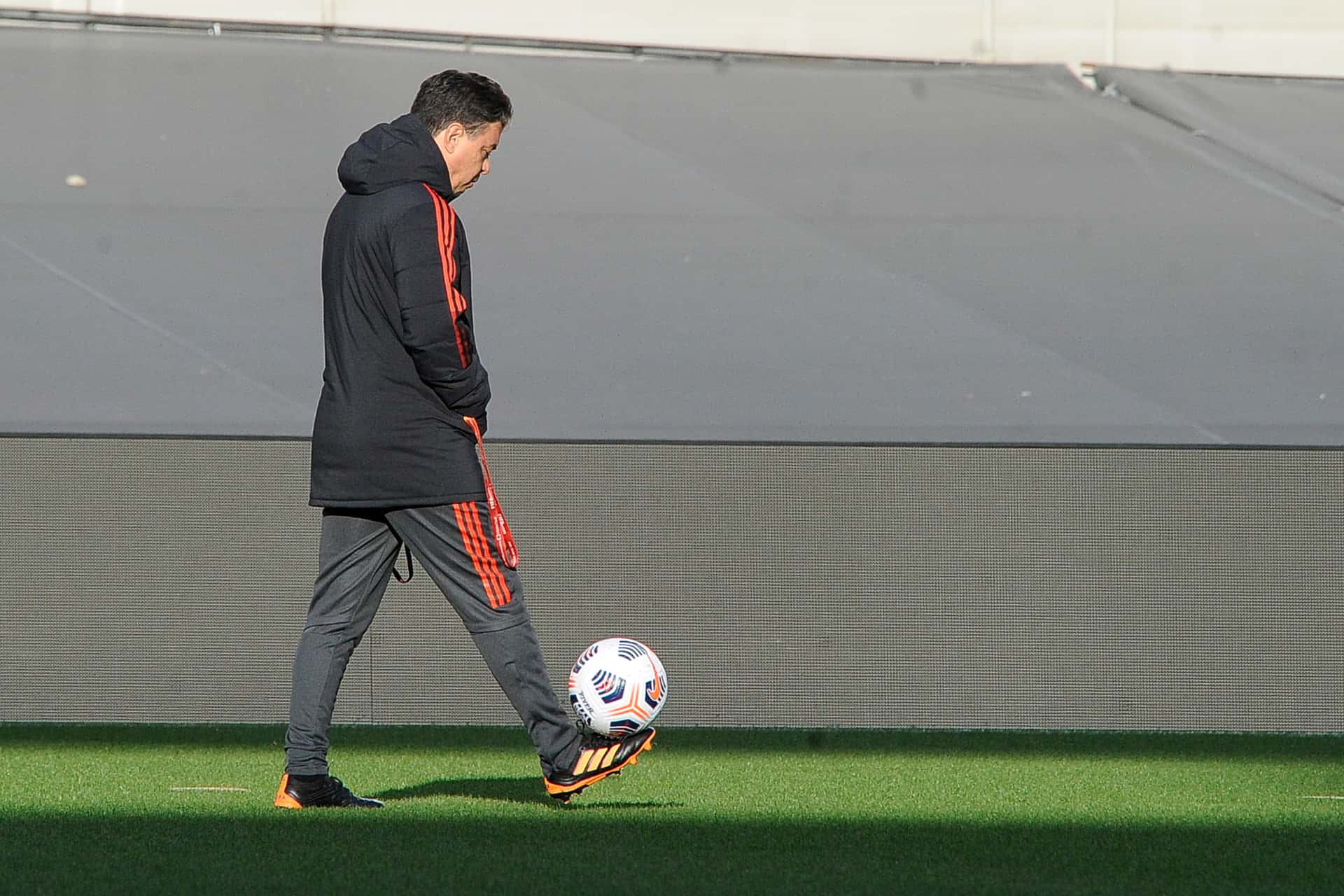 Leonardo Ponzio recibió el alta y mirá cuándo podría volver a las canchas. Cuántos partidos le quedan antes del retiro.