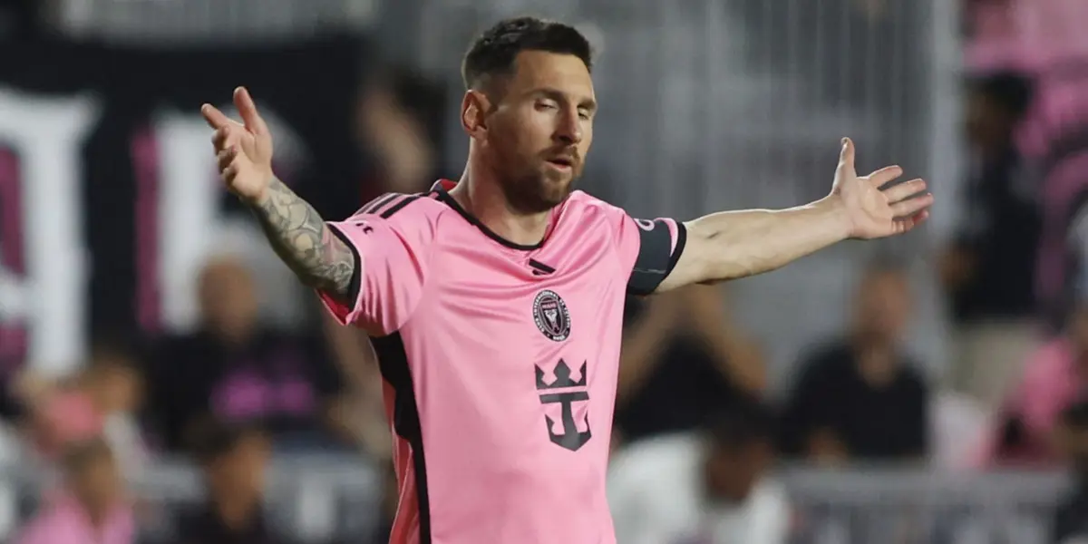 Lionel Messi abre los brazos con la camiseta del Inter Miami