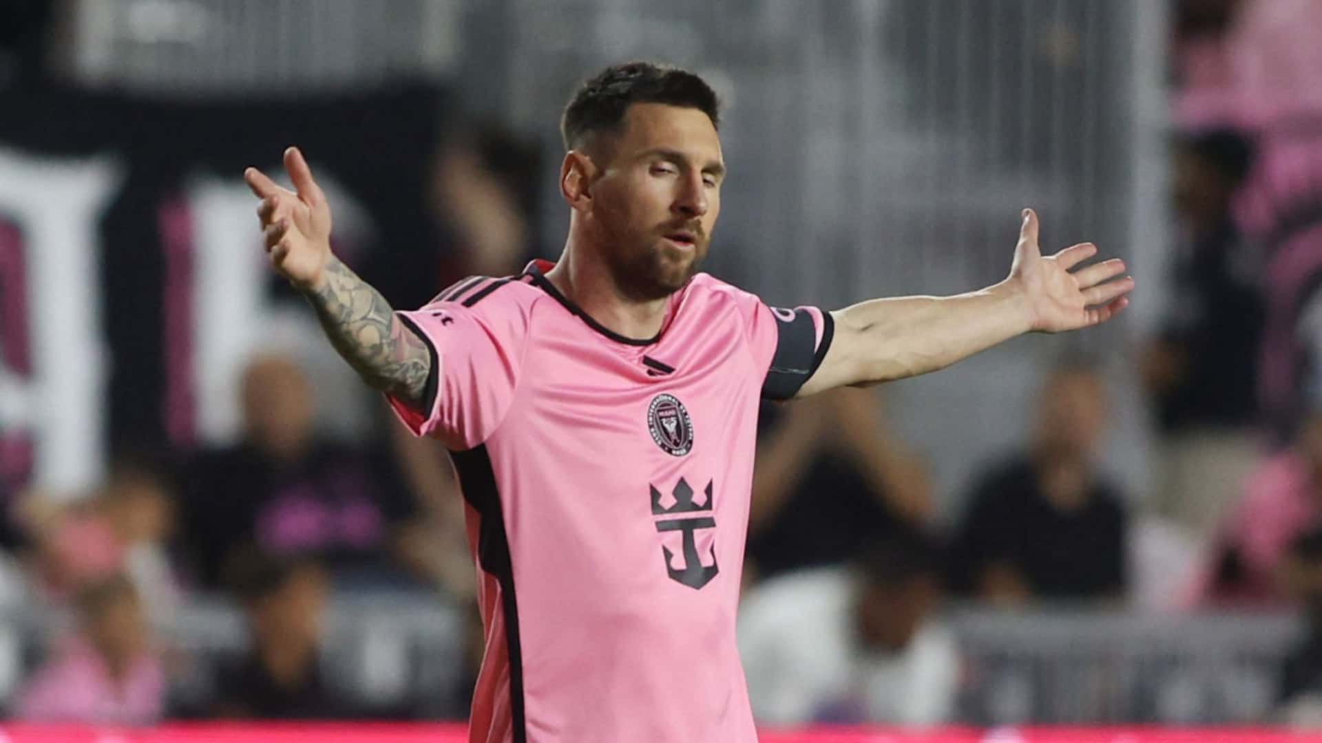 Lionel Messi abre los brazos con la camiseta del Inter Miami
