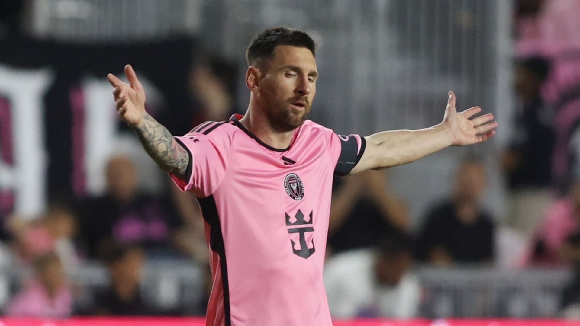 Lionel Messi abre los brazos con la camiseta del Inter Miami