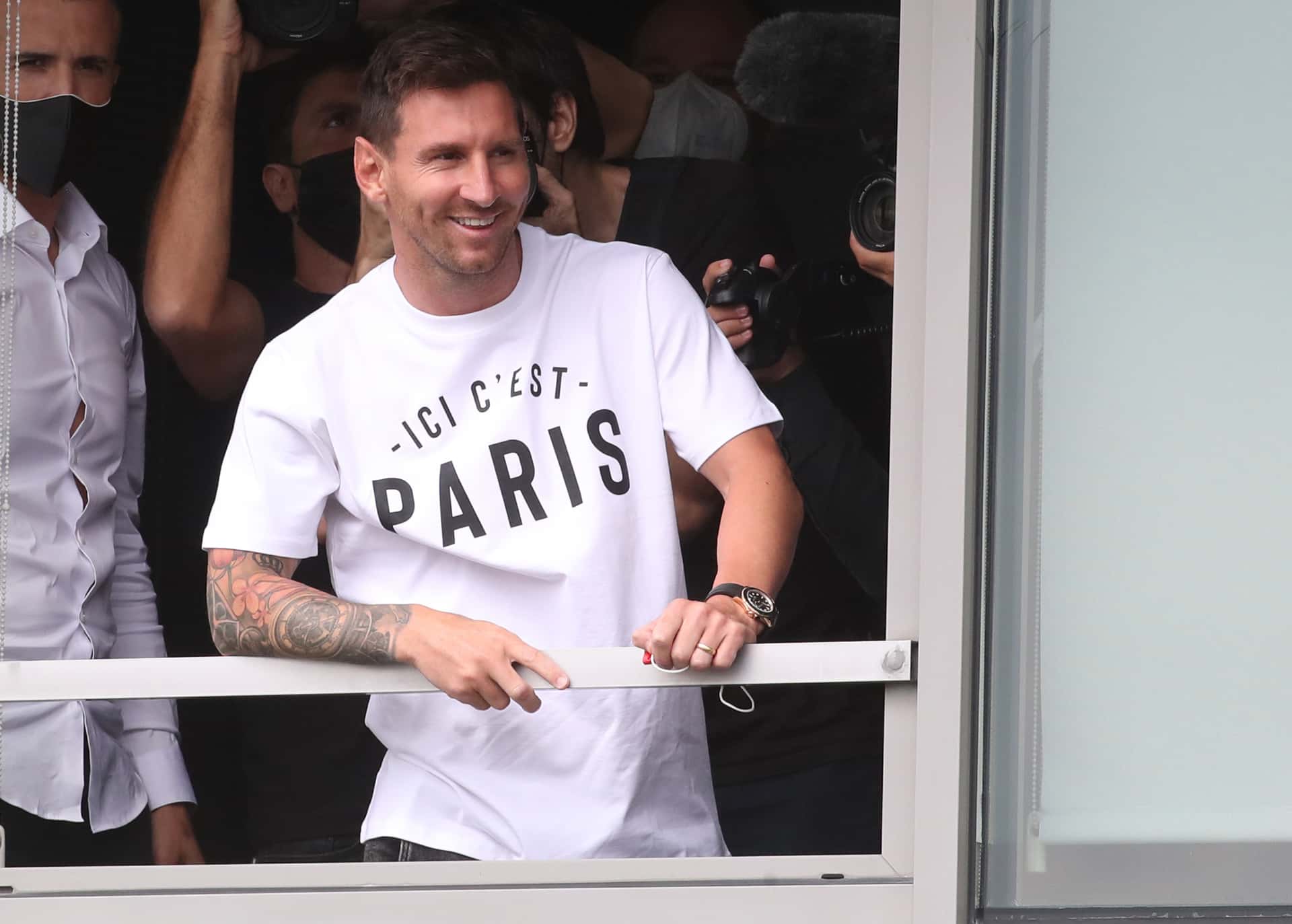 Lionel Messi aterrizó en Francia y ya se encuentra en las calles de París para firmar el nuevo contrato con el PSG, donde estará situándose en el lujoso hotel "Le Royal Monceau". ¿Cómo es el establecimiento? Enterate de todas las novedades acá.