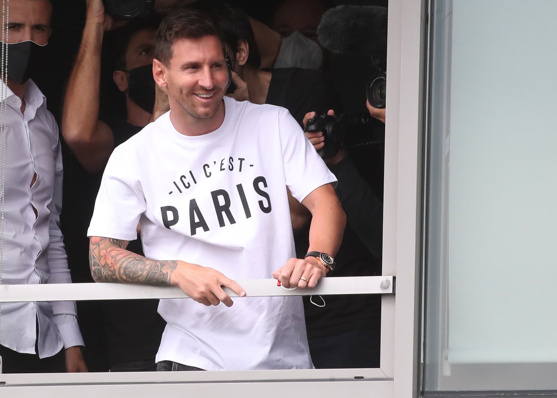Lionel Messi aterrizó en Francia y ya se encuentra en las calles de París para firmar el nuevo contrato con el PSG, donde estará situándose en el lujoso hotel "Le Royal Monceau". ¿Cómo es el establecimiento? Enterate de todas las novedades acá.