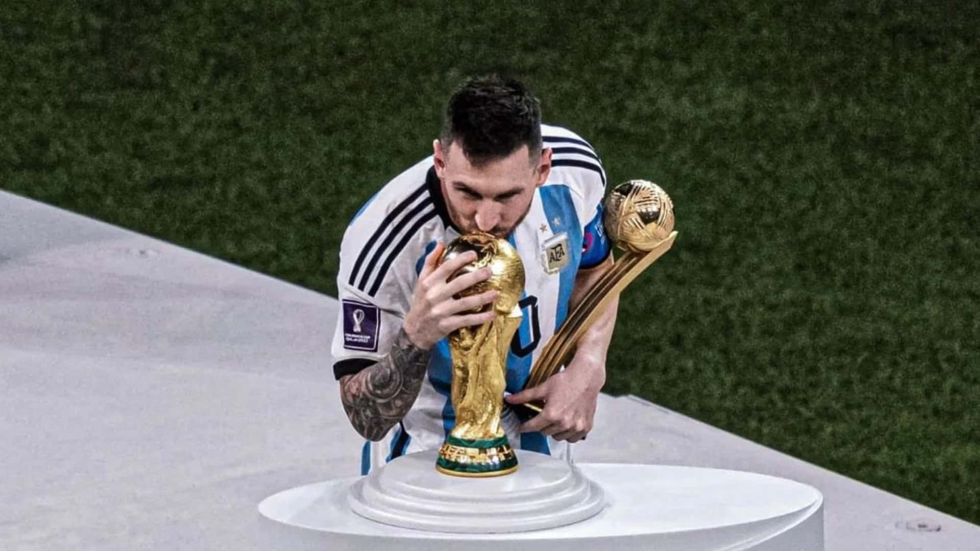 Lionel Messi besando la Copa del Mundo