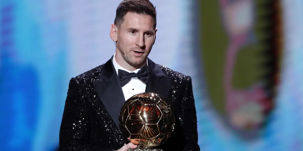 Lionel Messi con el Balón de Oro del 2023.