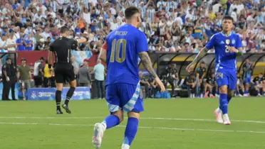Lionel Messi con la camiseta suplente de Argentina.