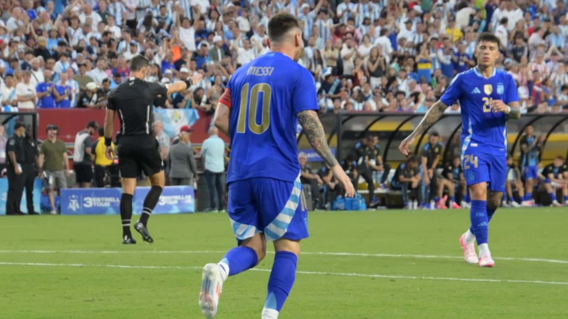 Lionel Messi con la camiseta suplente de Argentina.
