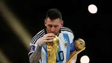 Lionel Messi con la Copa del Mundo