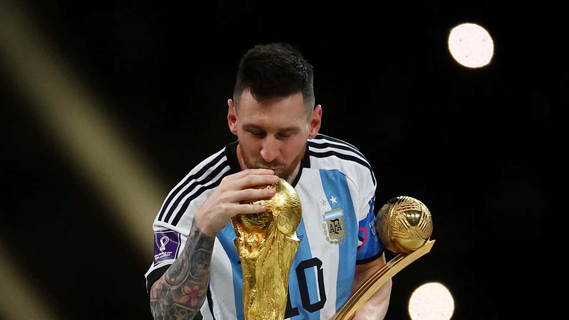 Lionel Messi con la Copa del Mundo