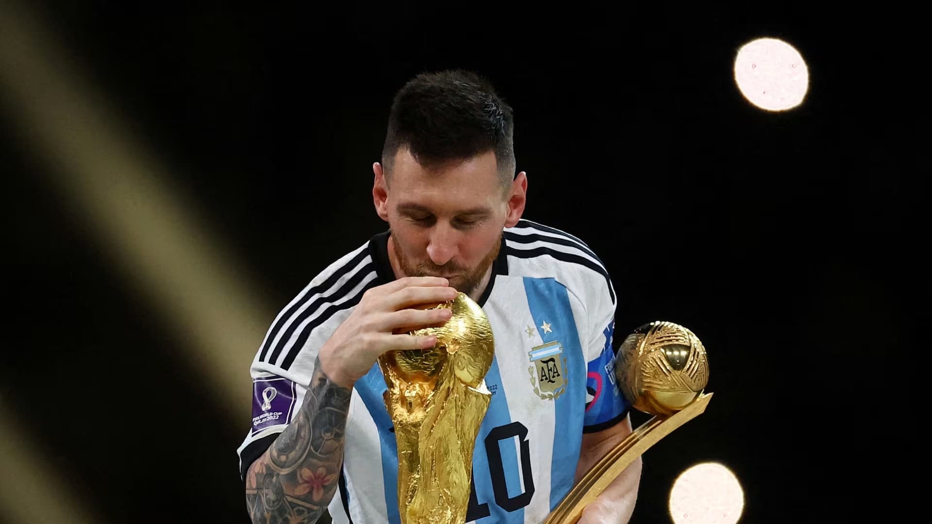 Lionel Messi con la Copa del Mundo