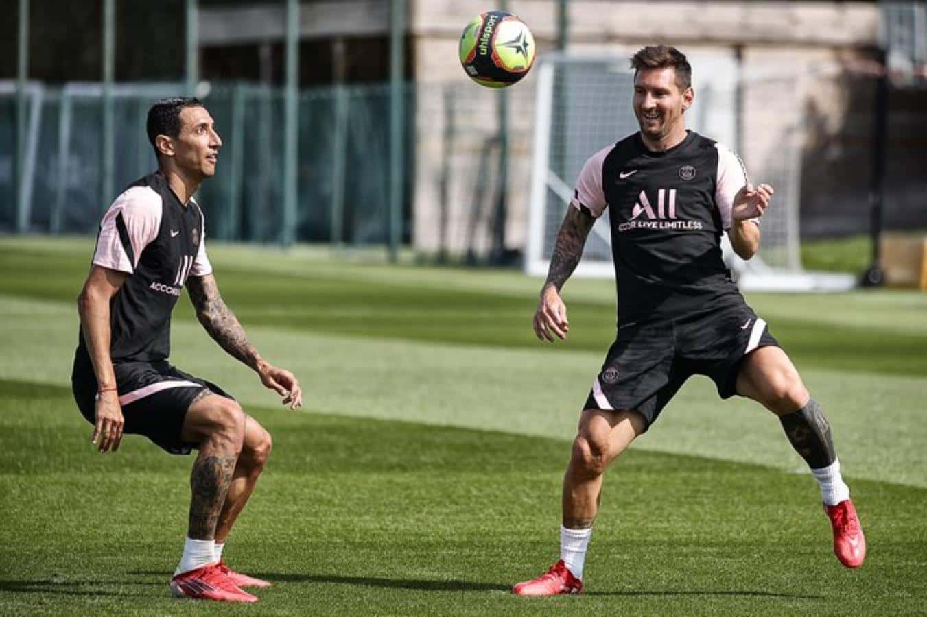 Lionel Messi definitivamente volvió a las canchas, luego de un mes de estar parado por las vacaciones que le correspondían y su alejamiento del Barcelona, ya establecido en PSG se pone a punto para debutar en el primer equipo. Te mostramos las mejores imágenes de su primer entrenamiento.