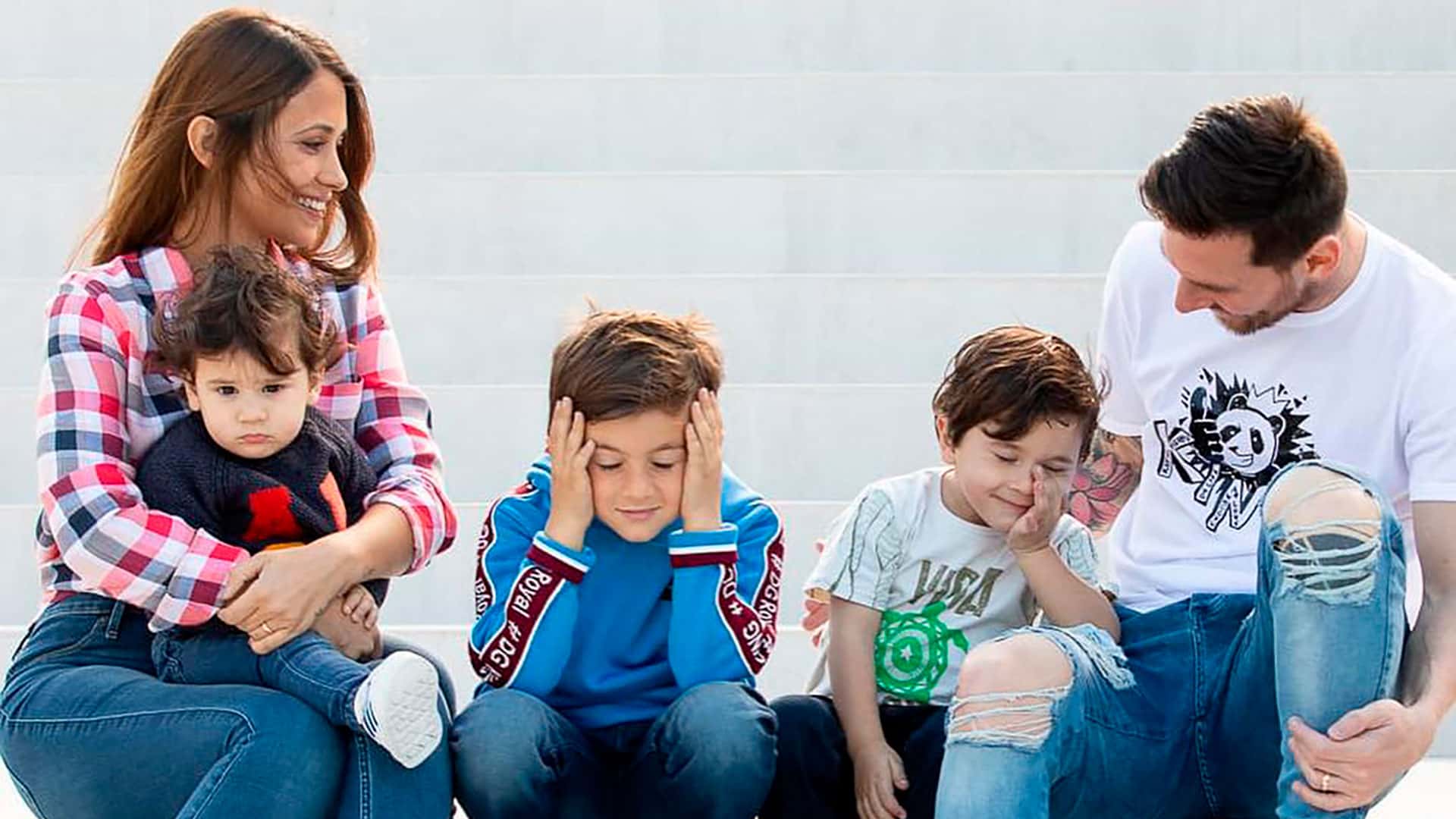 Lionel Messi en el último tiempo mostró mediante sus redes sociales varios vídeos íntimos con la familia que se terminaron haciendo virales por el fanatismo que tiene la gente sobre el astro argentino. Lo que más llama la atención es lo enorme que es el perro del rosarino ¿Qué raza es, cómo es su nombre y cuánto creció en este lapso de tiempo? Para más detalles, entra acá.