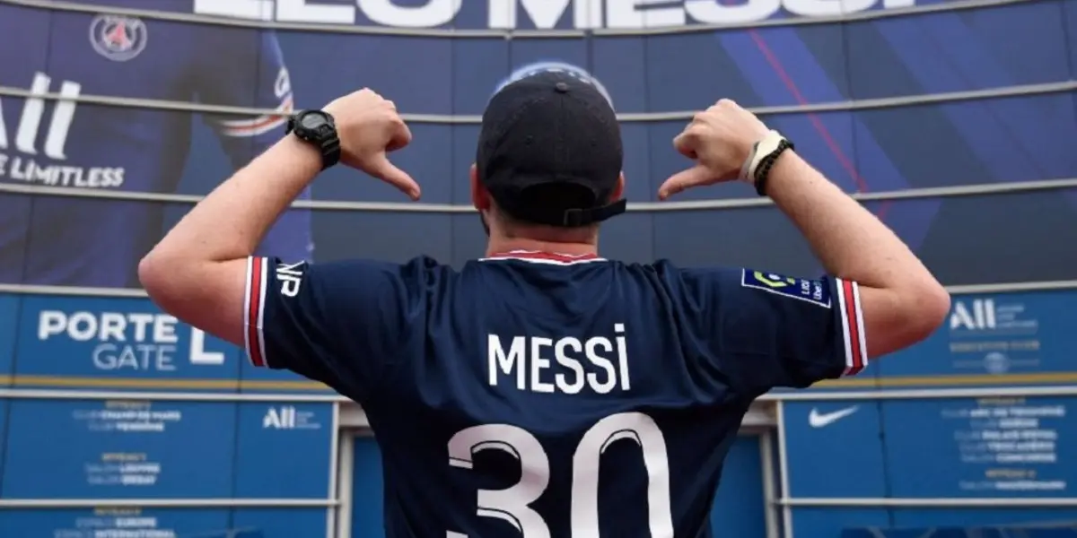 Lionel Messi enloqueció a los fanáticos del PSG tras su llegada a París, y su remera con el dorsal 30 ya se ha vendido en cantidad, pero está lejos de llegar al millón de camisetas vendidas ¿Cuánto dinero le entra al PSG por cada casaca del astro argentino? Enterate de todas las novedades acá.