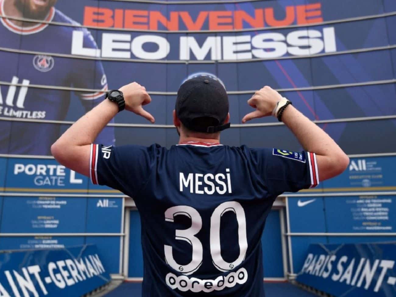 Lionel Messi enloqueció a los fanáticos del PSG tras su llegada a París, y su remera con el dorsal 30 ya se ha vendido en cantidad, pero está lejos de llegar al millón de camisetas vendidas ¿Cuánto dinero le entra al PSG por cada casaca del astro argentino? Enterate de todas las novedades acá.