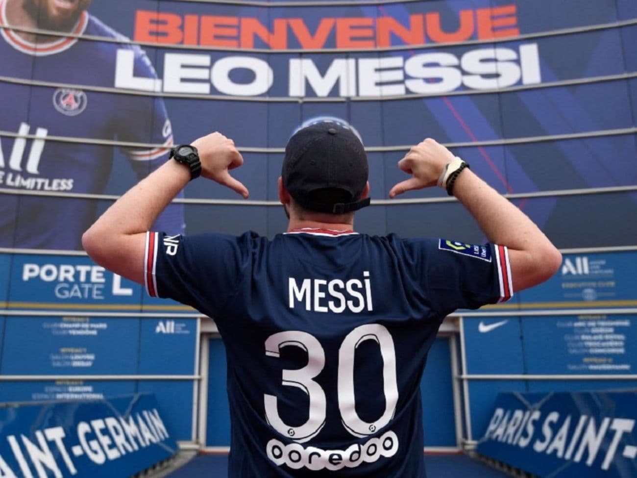 Lionel Messi enloqueció a los fanáticos del PSG tras su llegada a París, y su remera con el dorsal 30 ya se ha vendido en cantidad, pero está lejos de llegar al millón de camisetas vendidas ¿Cuánto dinero le entra al PSG por cada casaca del astro argentino? Enterate de todas las novedades acá.