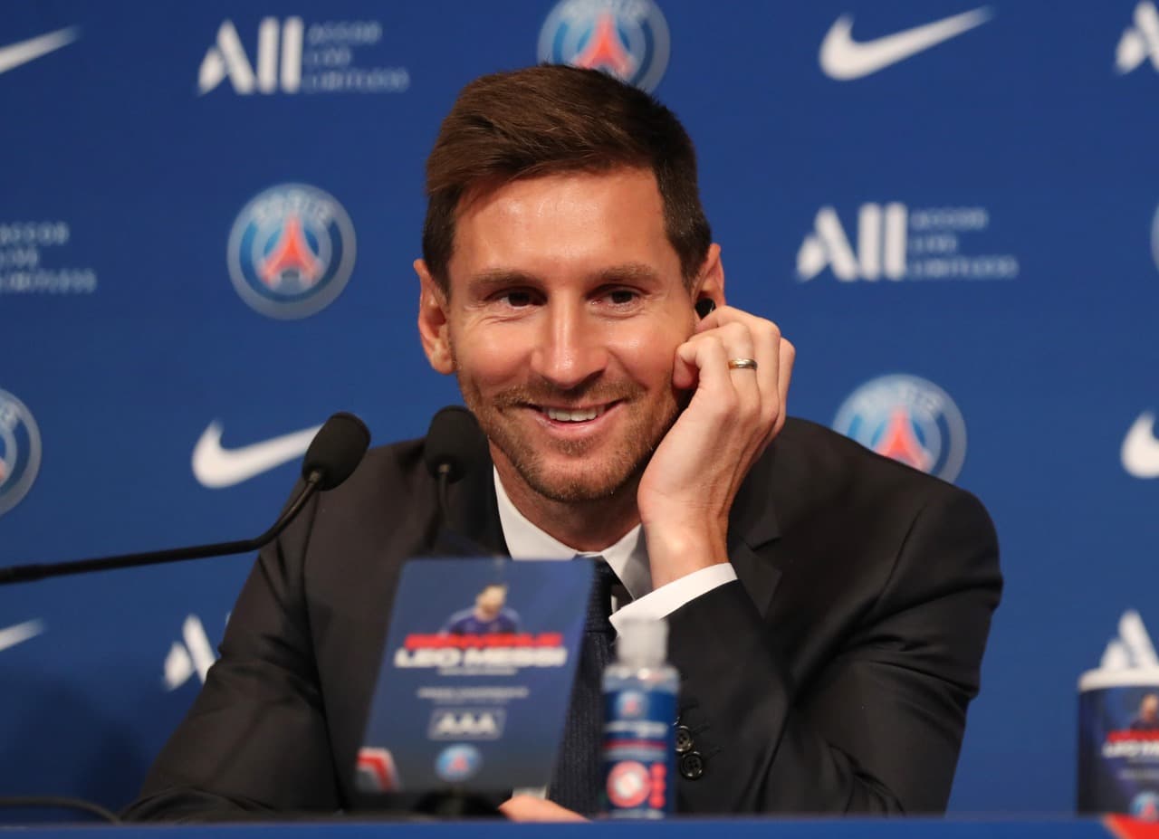 Lionel Messi fue presentado como refuerzo estrella del Paris Saint-Germain y los hinchas esperan ansiosos por ver su debut dentro de las canchas. De todos modos, su estreno se hará esperar ya que Mauricio Pochettino decidió no convocarlo ante el Brest ¿Cuándo debutaría? Toda la información acá.