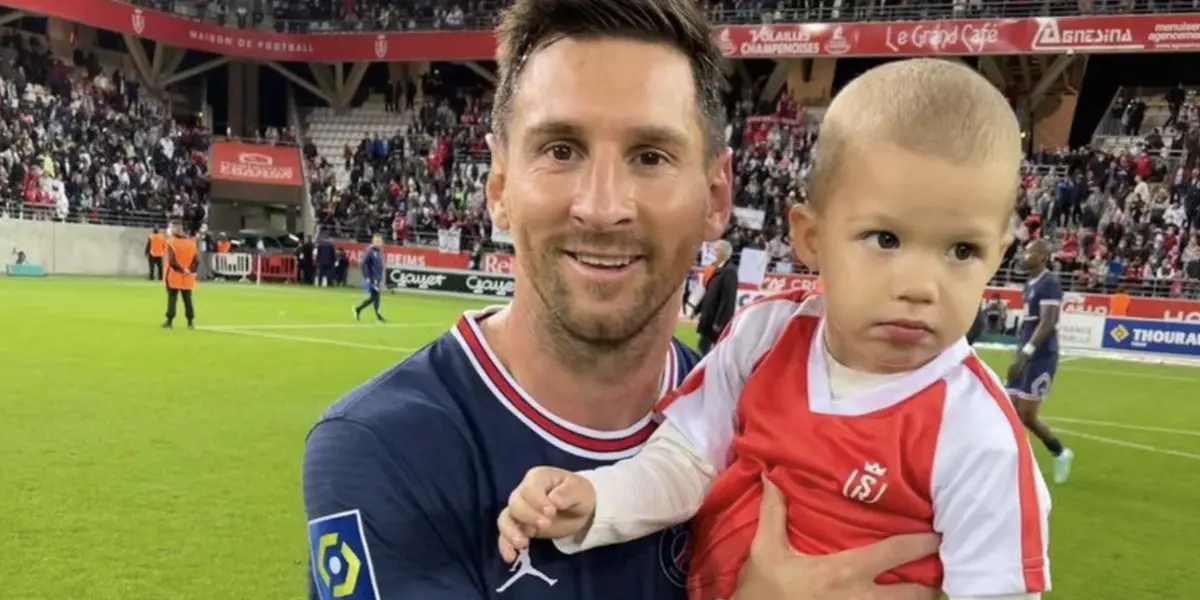 Lionel Messi hizo su debut en el PSG y al finalizar el partido los rivales se acercaron para saludarlo. Uno de ellos fue el portero del Reims, que le pidió si se podía sacar una foto junto a su bebé ¿Cuánto tiempo estuvo en la cancha el astro argentino? Toda la información acá.
