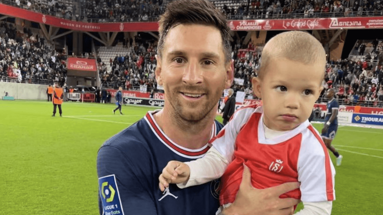 Lionel Messi hizo su debut en el PSG y al finalizar el partido los rivales se acercaron para saludarlo. Uno de ellos fue el portero del Reims, que le pidió si se podía sacar una foto junto a su bebé ¿Cuánto tiempo estuvo en la cancha el astro argentino? Toda la información acá.