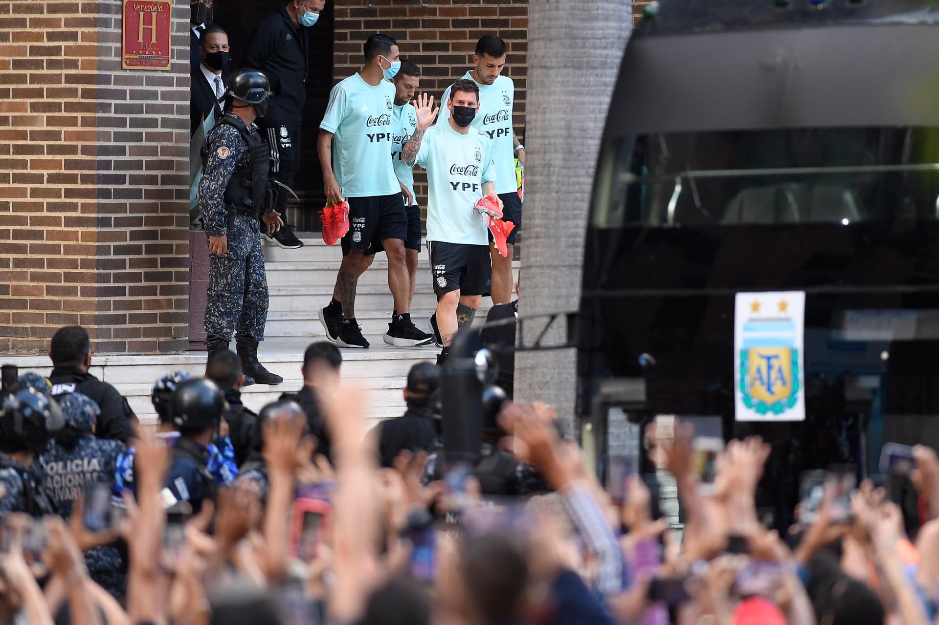 Lionel Messi llegó a Venezuela para disputar la fecha nueve de las eliminatorias rumbo al Mundial de Qatar 2022 y fue recibido por una gran multitud de venezolanos que esperaban ver al astro argentino luego de su debut con el Paris Saint-Germain ¿Junto a quiénes llegó el astro argentino a Caracas? Enterate de toda la información acá.