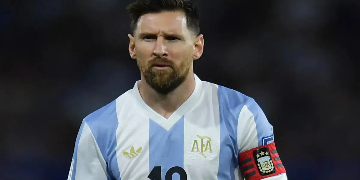 Lionel Messi, portando la cinta de capitán (Bolavip)