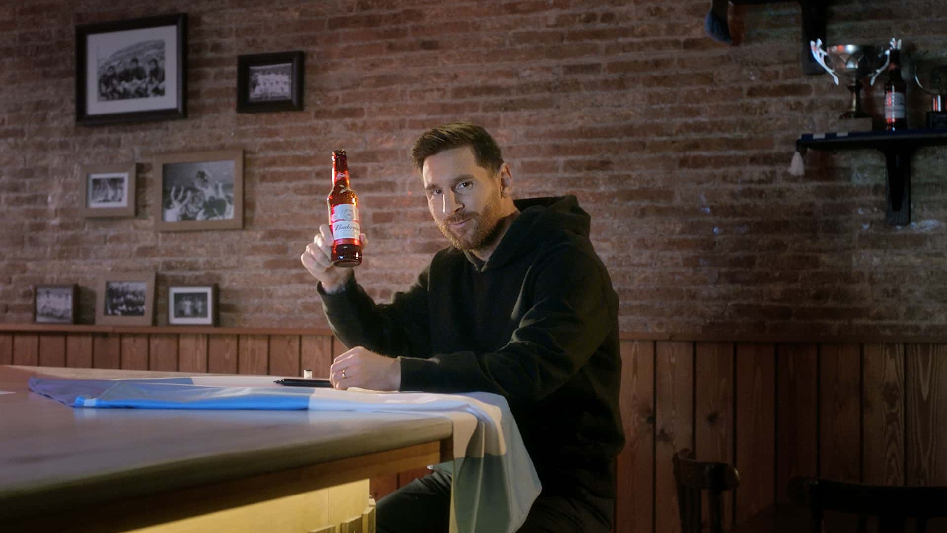 Lionel Messi se convirtió en el nuevo refuerzo estrella del París Saint-Germain y revolucionó al mundo del fútbol, pero por otro lado también se metió en la moda del arte moderno con el "Messiverse" ¿De qué se trata esto? Enterate de toda la información acá.
