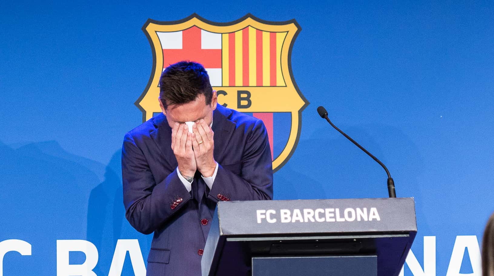 Lionel Messi se convirtió en nuevo futbolista del Paris Saint-Germain luego de abandonar al Barcelona mediante una emocionante conferencia de prensa donde se hizo viral uno de los pañuelos en el cual el rosarino se secó las lágrimas tras el anuncio oficial, actualmente lo venden por un millón de dólares ¿Por dónde lo están subastando? Enterate de toda la información acá.