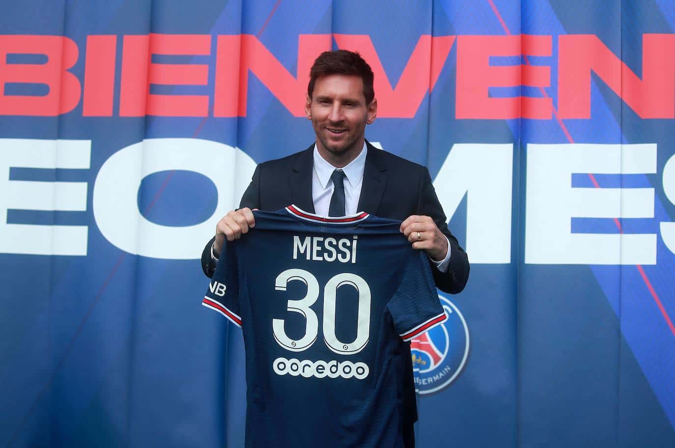 Lionel Messi se convirtió en nuevo futbolista del PSG, llega como agente libre tras no renovar con el Barcelona y en el conjunto de París pasará a cobrar 40 millones de euros anuales ¿Hasta cuánto tiempo firmó? Enterate de todas las novedades acá.