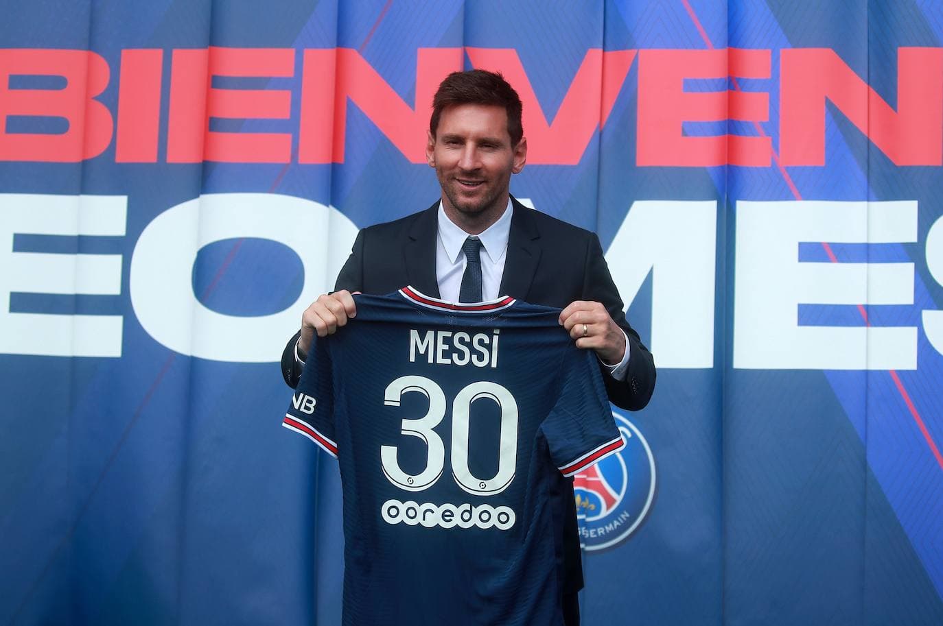 Lionel Messi se convirtió en nuevo futbolista del PSG, llega como agente libre tras no renovar con el Barcelona y en el conjunto de París pasará a cobrar 40 millones de euros anuales ¿Hasta cuánto tiempo firmó? Enterate de todas las novedades acá.