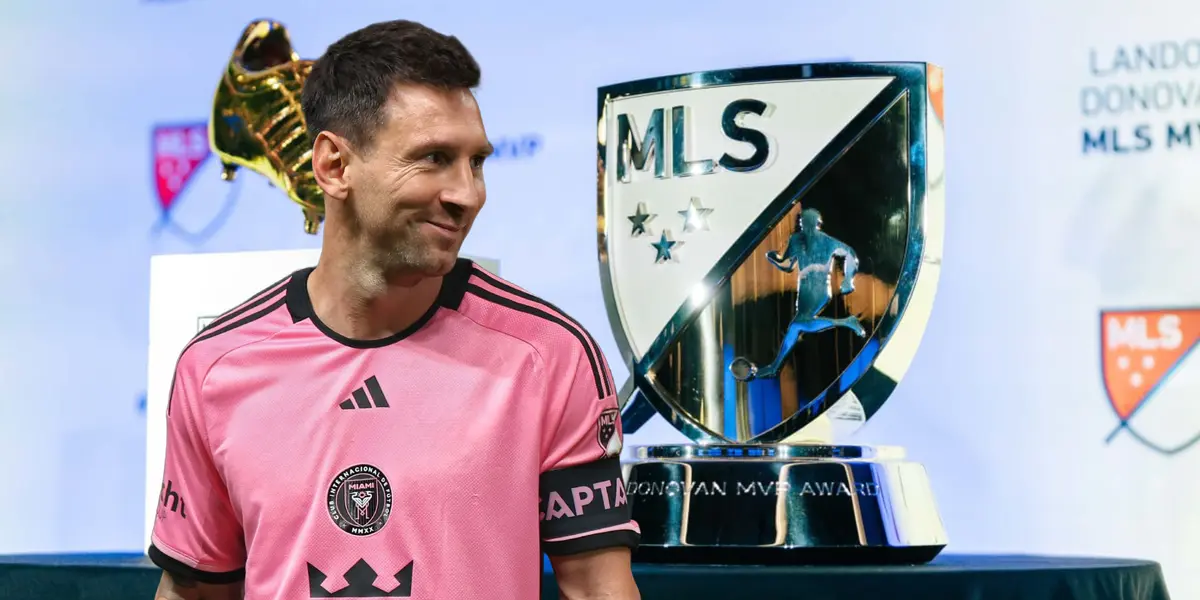 Lionel Messi sonríe con la camiseta del Inter Miami junto al trofeo MVP de la MLS