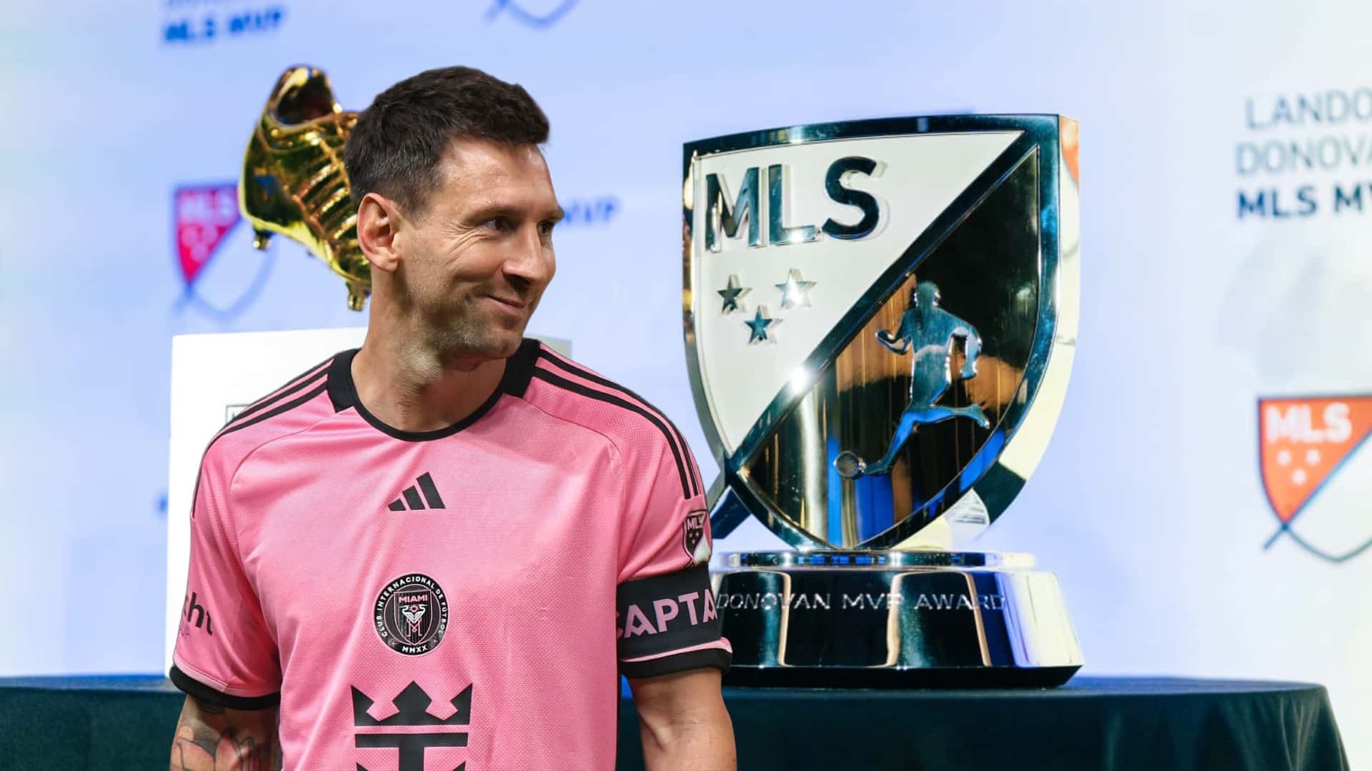 Lionel Messi sonríe con la camiseta del Inter Miami junto al trofeo MVP de la MLS