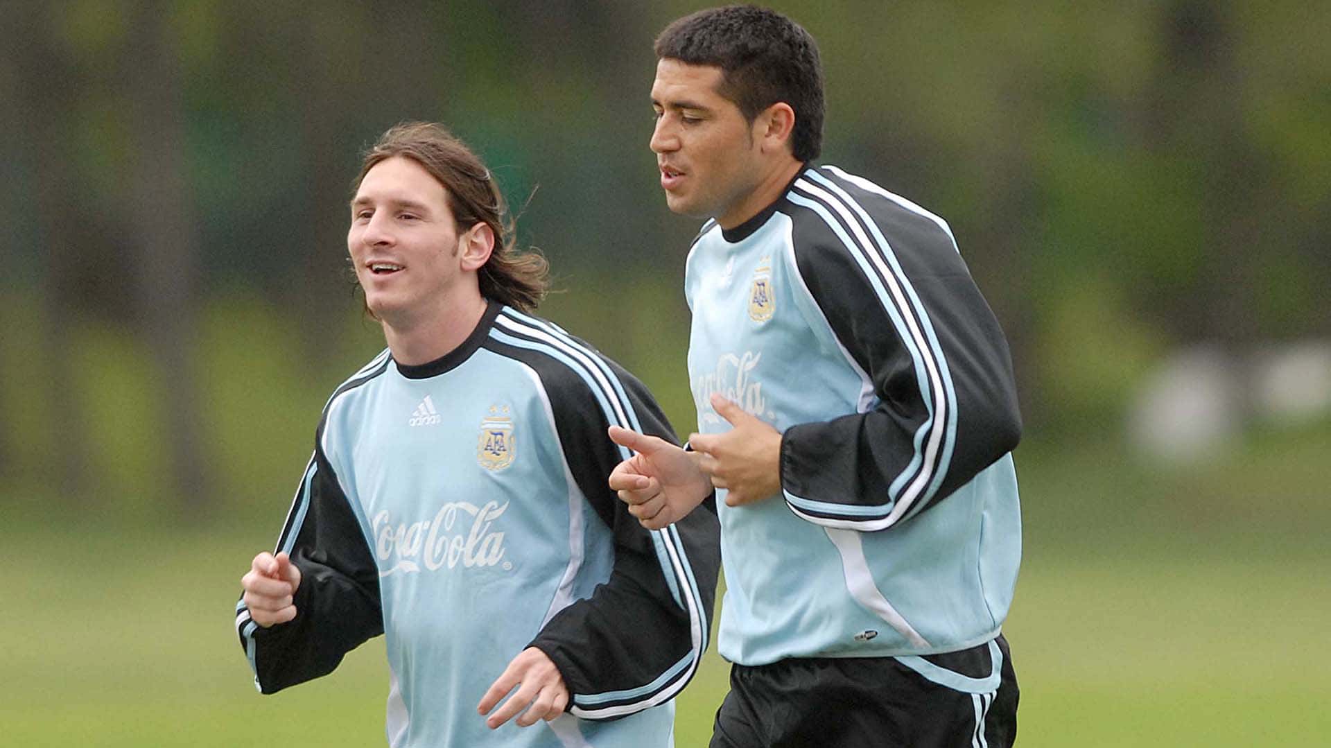 Lionel Messi y Juan Román Riquelme se conocieron en el Barcelona, el rosarino era un juvenil que estaba recién haciendo sus primeros pasos en La Masía del club español y el ex Boca llegaba como estrella ¿Cómo fue la primera vez que se conocieron? Toda la información la tenes acá.