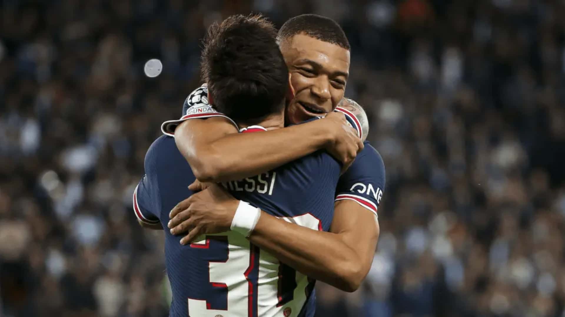 Lionel Messi y Kylian Mbappé abrazados.