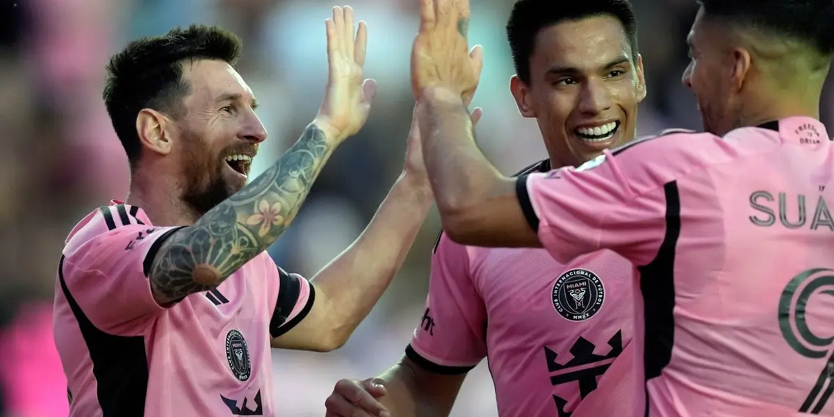 Lionel Messi y Luis Suárez chocan sus manos tras un gol del Inter Miami.