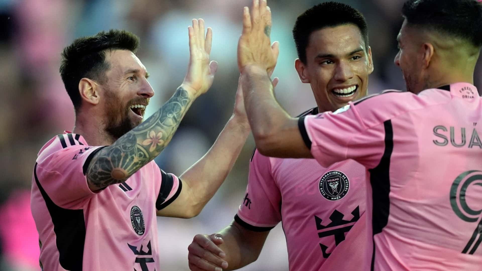 Lionel Messi y Luis Suárez chocan sus manos tras un gol del Inter Miami.