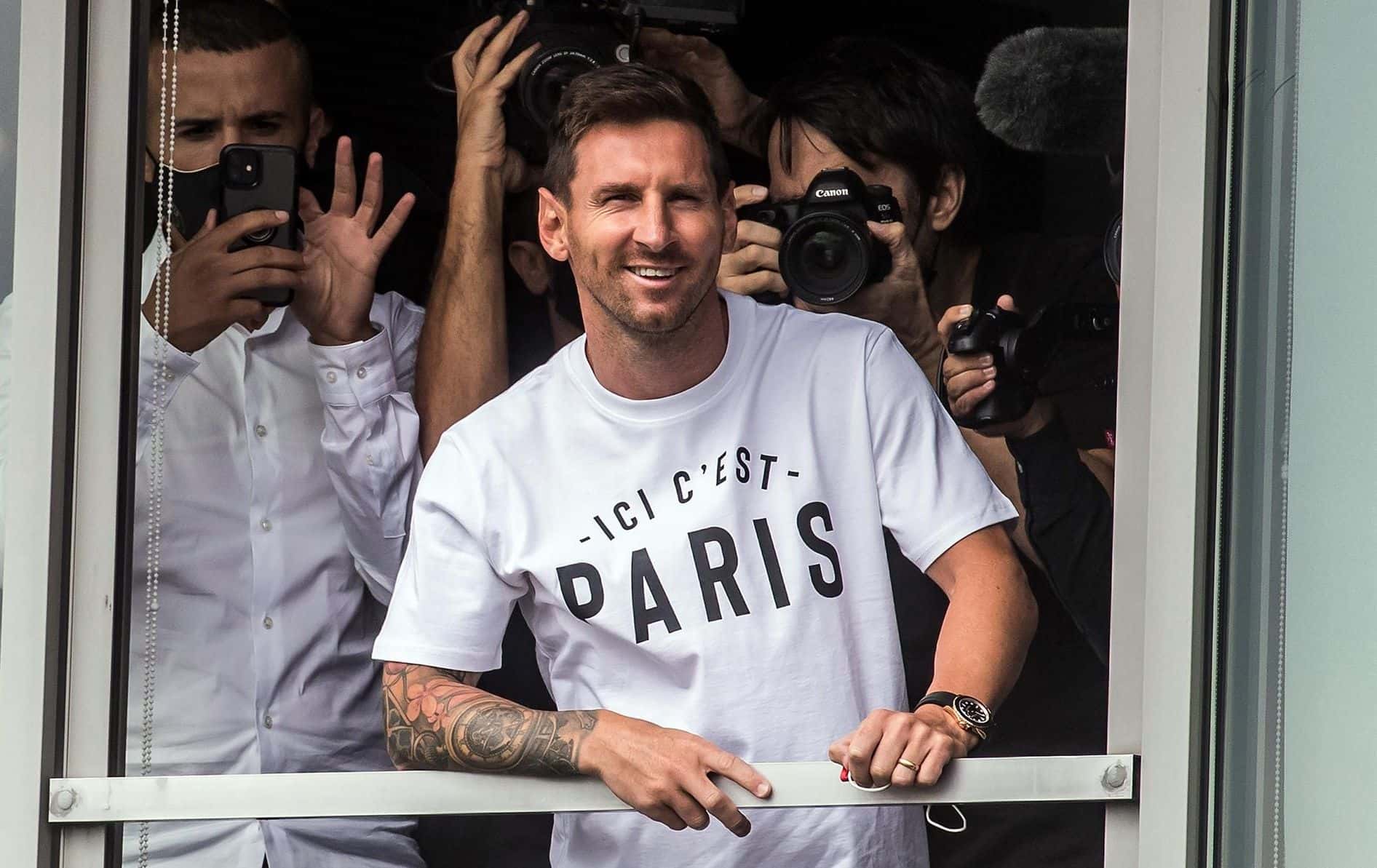Lionel Messi ya está establecido en París y espera debutar con el Paris Saint-Germain bajo las órdenes de Mauricio Pochettino. Por otro lado, en su llegada a la ciudad se lo vio con un reloj de alta calidad valuado en 26.000 euros ¿Qué marca es y cuánto sería en pesos argentino? Toda la información acá.