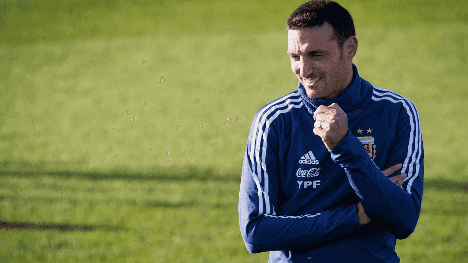 Lionel Scaloni es el actual técnico de la Selección Argentina que supo sacarlo campeón de la última edición de la Copa América, también se consagró como jugador en España y tuvo un gran gesto con Diego Maradona ¿Cuándo lo conoció y cómo fue el encuentro? Enterate de los detalles acá.