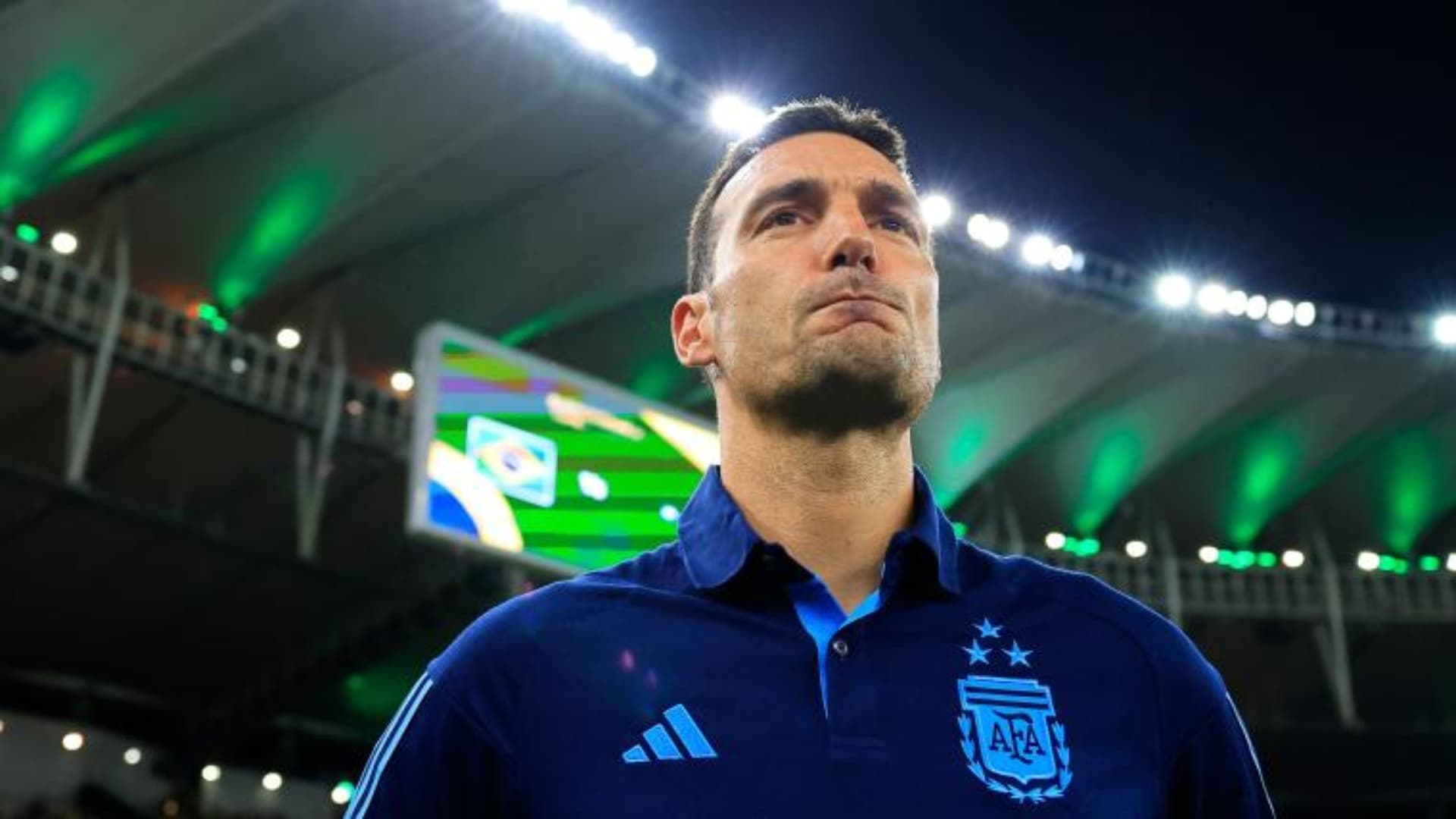 Lionel Scaloni frunce los labios.